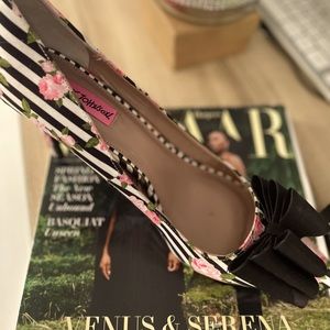 Stepping Stripes in these BETSEY PUMPS w/ bow PUMPS👠